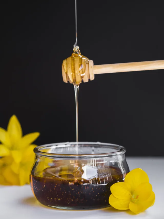 Let’s look at 7 important health benefits of honey